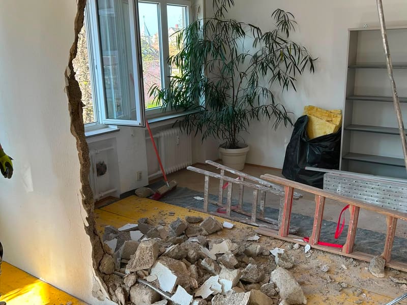 Wohnraum während des Rückbaus nach einem Wasserschaden